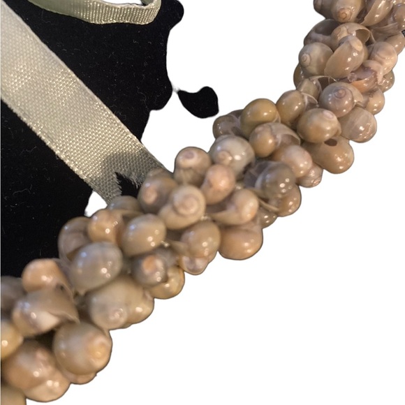 Hawaiian Mongo Shell Lei Necklace - Picture 4 of 4